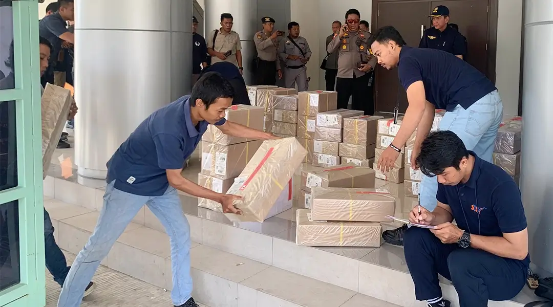 Petugas menata logistik Pilkada Serentak yang sudah tiba di Bandara Mutiara SIs ALjufri Palu, Jumat (18/10/2024). (Foto: Humas Satgas Ops Mantap Praja)