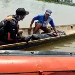 Evakuasi jenazah balita yang hanyut terbawa arus sungai di Desa Tompira, Petasia TImur, Morowali Utara, Kamis (3/10/2024). (Foto: Basarnas Palu)
