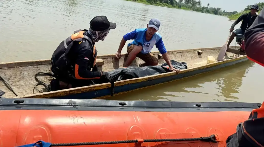 Evakuasi jenazah balita yang hanyut terbawa arus sungai di Desa Tompira, Petasia TImur, Morowali Utara, Kamis (3/10/2024). (Foto: Basarnas Palu)