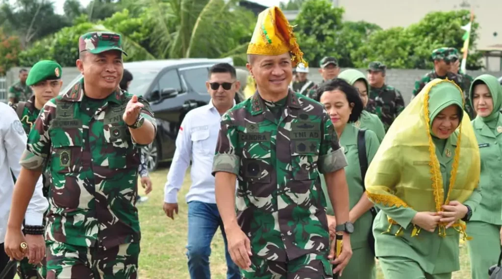 Pangdam XIII Merdeka, Mayjen TNI Candra Wijaya (tengah) didampingi Danrem 132 Tadulako, Brigjen TNI Deni Gunawan (kiri) pad apenutupan program TMMD ke-122 di Parigi MOutong, Kamis (31/10/2024). (Foto: Penrem 132/Tdl)