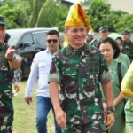 Pangdam XIII Merdeka, Mayjen TNI Candra Wijaya (tengah) didampingi Danrem 132 Tadulako, Brigjen TNI Deni Gunawan (kiri) pad apenutupan program TMMD ke-122 di Parigi MOutong, Kamis (31/10/2024). (Foto: Penrem 132/Tdl)