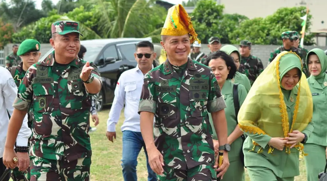 Pangdam XIII Merdeka, Mayjen TNI Candra Wijaya (tengah) didampingi Danrem 132 Tadulako, Brigjen TNI Deni Gunawan (kiri) pad apenutupan program TMMD ke-122 di Parigi MOutong, Kamis (31/10/2024). (Foto: Penrem 132/Tdl)