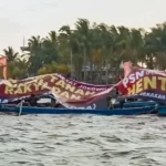 Nelayan melakukan parade perahu membawa spanduk berisi tuntutan pada Presiden dan Wakil Presiden yang dilantik di Teluk Jakarta, Minggu (20/10/2024). (Foto: HO-AGRA)