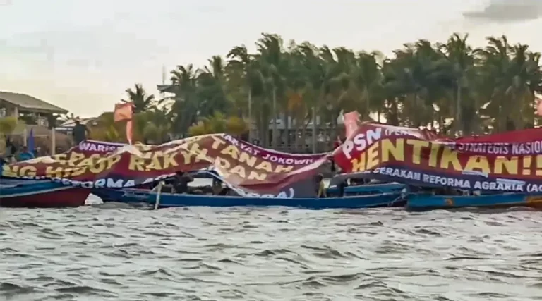 Nelayan melakukan parade perahu membawa spanduk berisi tuntutan pada Presiden dan Wakil Presiden yang dilantik di Teluk Jakarta, Minggu (20/10/2024). (Foto: HO-AGRA)