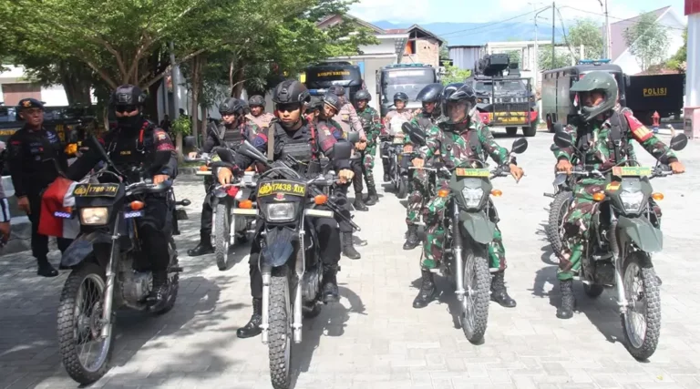 Personel gabungan TNI dan Polri melakukan patroli bersama menjelang pelantikan Presiden RI di Palu, Sabtu (19/10/2024). (Foto: Humas Polda Sulteng)