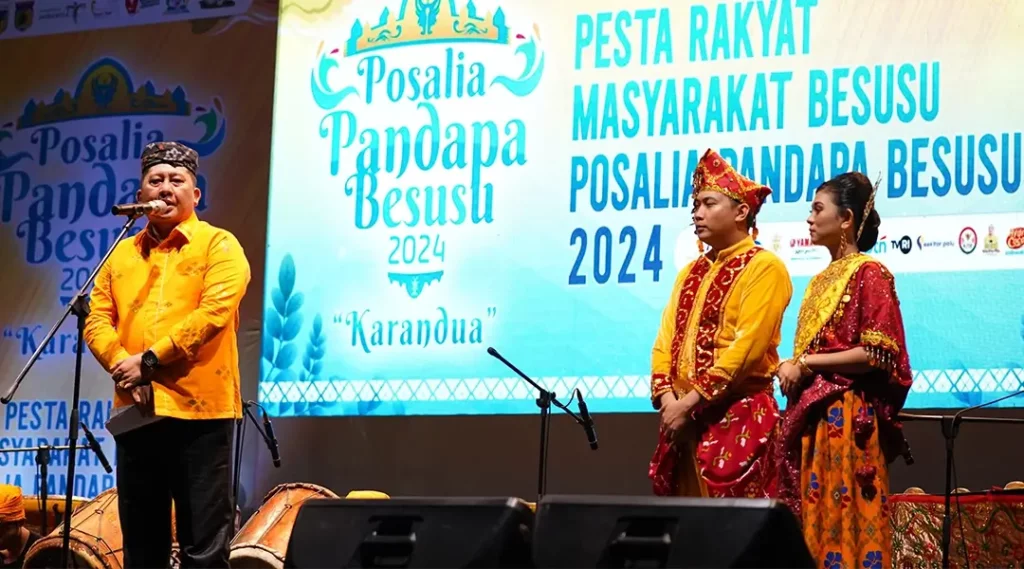 Pjs Wali Kota Palu, Muchsin Husain Pakaya (kiri) menyampaikan sambutan pada Posalia Pandapa Besusu di eks RSUD Undata Lama, Palu, Kamis (17/10/2024) malam. (Foto: Prokopim Setda Kota Palu/Jufri)
