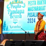 Pjs Wali Kota Palu, Muchsin Husain Pakaya (kiri) menyampaikan sambutan pada Posalia Pandapa Besusu di eks RSUD Undata Lama, Palu, Kamis (17/10/2024) malam. (Foto: Prokopim Setda Kota Palu/Jufri)