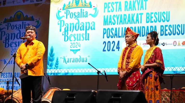 Pjs Wali Kota Palu, Muchsin Husain Pakaya (kiri) menyampaikan sambutan pada Posalia Pandapa Besusu di eks RSUD Undata Lama, Palu, Kamis (17/10/2024) malam. (Foto: Prokopim Setda Kota Palu/Jufri)