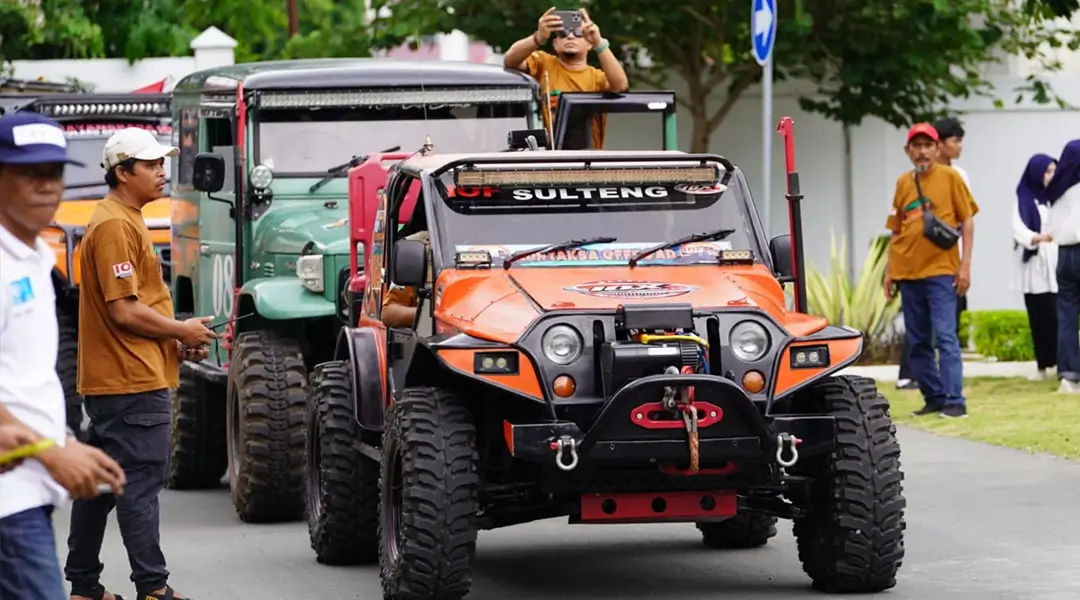 Peserta fun ofroad Adhyaksa Berbagi 2024 melintas setelah dilepas di halaman Kantor Kejati Sulteng, Jumat (18/10/2024). (Foto: Prokopim Setda Kota Palu/Iwan)