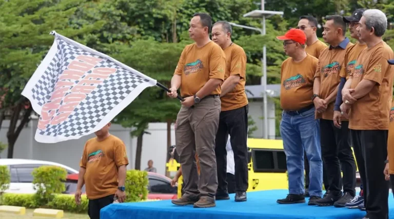 Asisten Bidang Administrasi Perekonomian Setda Kota Palu, dr. Husaema (kanan) memnyaksikan Danrem 132/Tadulako, Brigjen TNi Deni Gunawan melepas peserta fun offroad Adhyaksa Berbagi 2024 di halaman Kantor Kejati SUlteng, Jumat (18/10/2024). (Foto: Prokopim Setda Kota Palu/Iwan)