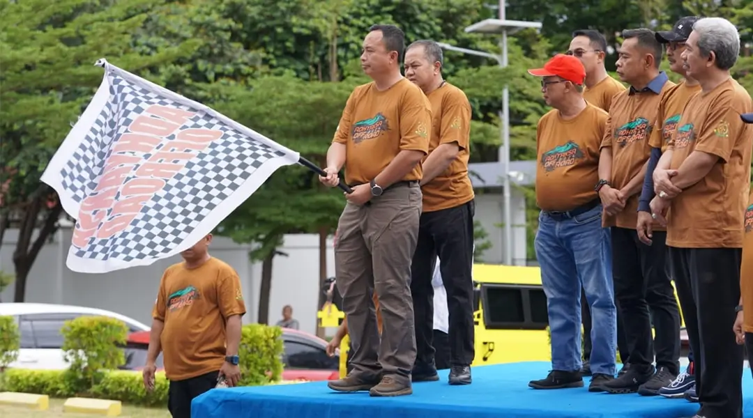 Asisten Bidang Administrasi Perekonomian Setda Kota Palu, dr. Husaema (kanan) memnyaksikan Danrem 132/Tadulako, Brigjen TNi Deni Gunawan melepas peserta fun offroad Adhyaksa Berbagi 2024 di halaman Kantor Kejati SUlteng, Jumat (18/10/2024). (Foto: Prokopim Setda Kota Palu/Iwan)