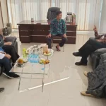 Kepala Dinas Kearsipan dan Perpustakaan Kota Palu, Syamsul Syaifudin (tengah) menerima kunjungan Direktur ANRI di Palu, Kamis (24/10/2024). (Foto: Humas Pemkot Palu)