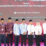 Pjs Wali Kota Palu, Muchsin Husein Pakaya (kanan) dan Sekkot Palu, Irmayanti (kiri) berfoto bersama Ketuda DPRD Kota Palu, Rico AT Djanggola (kedua kiri) dan komisioner KPU Kota Palu dan tiga pasangan calon Wali Kota dan Wakil Wali Kota Palu usai debat perdana di Palu, Senin (21/10/2024) malam. (Foto: Prokopim Setda Kota Palu/Jufri)