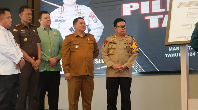 Pjs Wali Kota Palu, Muchsin Pakaya (kedua kanan) bersama Kapolresta Palu, Kombes Pol Barliansyah (kanan), dan Ketua DPRD Kota Palu, Ria AT Djanggola (ketiga kanan) pada deklarasi Pilakda Damai di Palu, Senin (7/10/2024). (Foto: Prokopim Setda Kota Palu/Iwan)