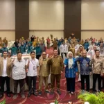Pjs Wali Kota Palu, Muchsin Husein Pakaya (tengah) foto bersama usai pembukaan Diskusi Terpumpun Aktualisasi Pancasila di Palu, Selasa (22/10/2024). (Foto: Prokopim Setda Kota Palu/Jufri)