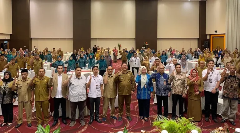 Pjs Wali Kota Palu, Muchsin Husein Pakaya (tengah) foto bersama usai pembukaan Diskusi Terpumpun Aktualisasi Pancasila di Palu, Selasa (22/10/2024). (Foto: Prokopim Setda Kota Palu/Jufri)