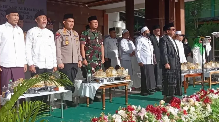 Apel akbar peringatan Hari Santri Nasional di Kompleks Perguruan Alkhairaat Pusat Palu, Selasa (22/10/2024). (Foto: Porkopim Setda Kota Palu/Fahri)