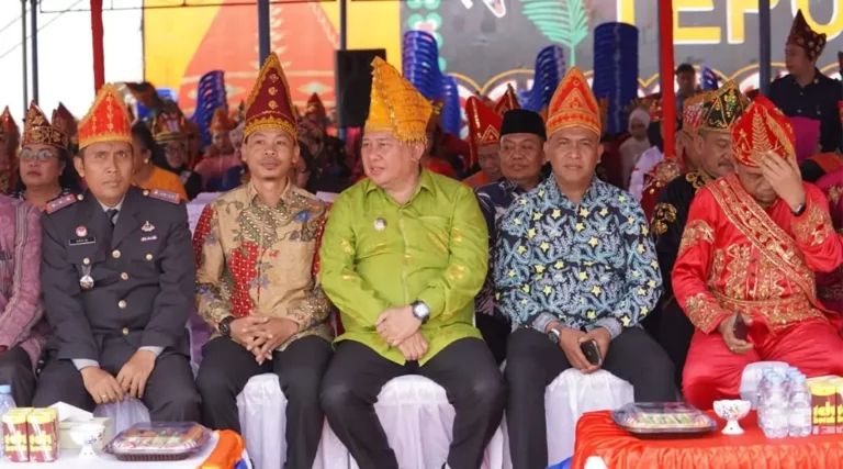 Pjs Wali Kota Palu, Muchsin Husein Pakaya (tengah) pada peringatan HUT ke-11 Morowali Utara, Rabu (23/10/2024). (Foto: Prokopim Setda Kota Palu)