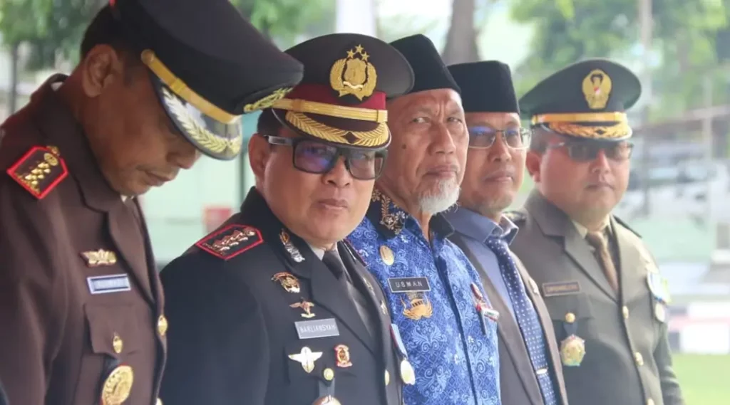 Asisten Pemeintahan dan Kesra Setda Kota Palu, Usman (tengah) pad aupacara peringatan HUT ke-79 TNI di lapangan Mayonif 711 Raksatama, Palu, Sabtu (5/10/20240). (Foto: Prokopim Setda Kota Palu/Fauzan)