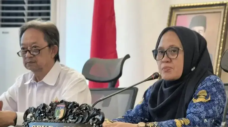 Plh Wali Kota Palu, Irmayanti (kanan) bersama perwakilan Kadin memimpin rapat persiapan peresmian Pusat Kuliner Huntap Talise di ruang rapat Kantor Wali Kota Palu, Selasa (1/10/2023). (Foto: Prokopim Setda Kota Palu/Ari)
