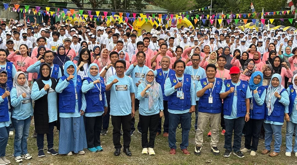 Sekkot Palu, Irmayanti (tengah) berfoto dengan para guru dan pengurus OSIS pada Kemah OSIS di SMPN 11 Palu, Jumat (18/10/2024). (Foto: Prokopim Setda Kota Palu/Jufri)