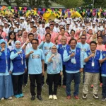 Sekkot Palu, Irmayanti (tengah) berfoto dengan para guru dan pengurus OSIS pada Kemah OSIS di SMPN 11 Palu, Jumat (18/10/2024). (Foto: Prokopim Setda Kota Palu/Jufri)
