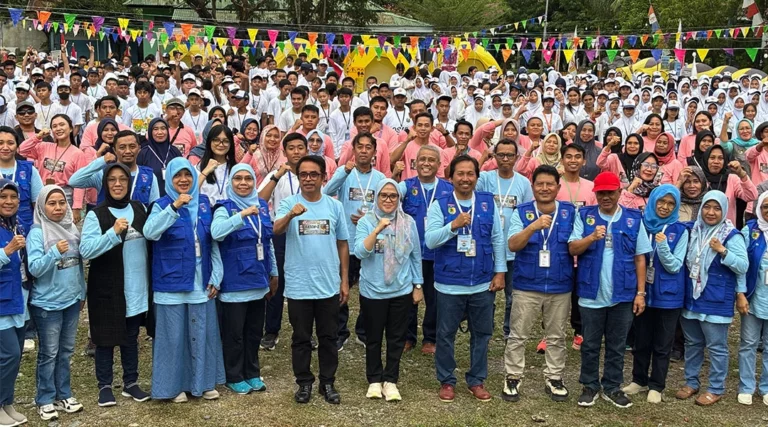 Sekkot Palu, Irmayanti (tengah) berfoto dengan para guru dan pengurus OSIS pada Kemah OSIS di SMPN 11 Palu, Jumat (18/10/2024). (Foto: Prokopim Setda Kota Palu/Jufri)