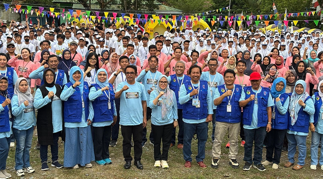Sekkot Palu, Irmayanti (tengah) berfoto dengan para guru dan pengurus OSIS pada Kemah OSIS di SMPN 11 Palu, Jumat (18/10/2024). (Foto: Prokopim Setda Kota Palu/Jufri)