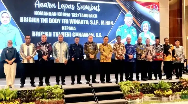 Pejabat lama dan pejabat baru Danrem 132/Tdl foto bersama sejumlah pejabat pada Lepas SAmbut di Palu, Rabu (2/10/2024). (Foto: Prokopim Setda Kota Palu/Jufri)