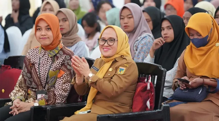 Sekkot Palu, Irmayanti (kedua kiri) berasma Kepala Kantor Perwakilan BEI Sulteng, Putri Irnawati pada pembukaan MomVest di Palu, Selasa (29/10/2024). (Foto: Prokopim Setda Kota Palu/Jufri)