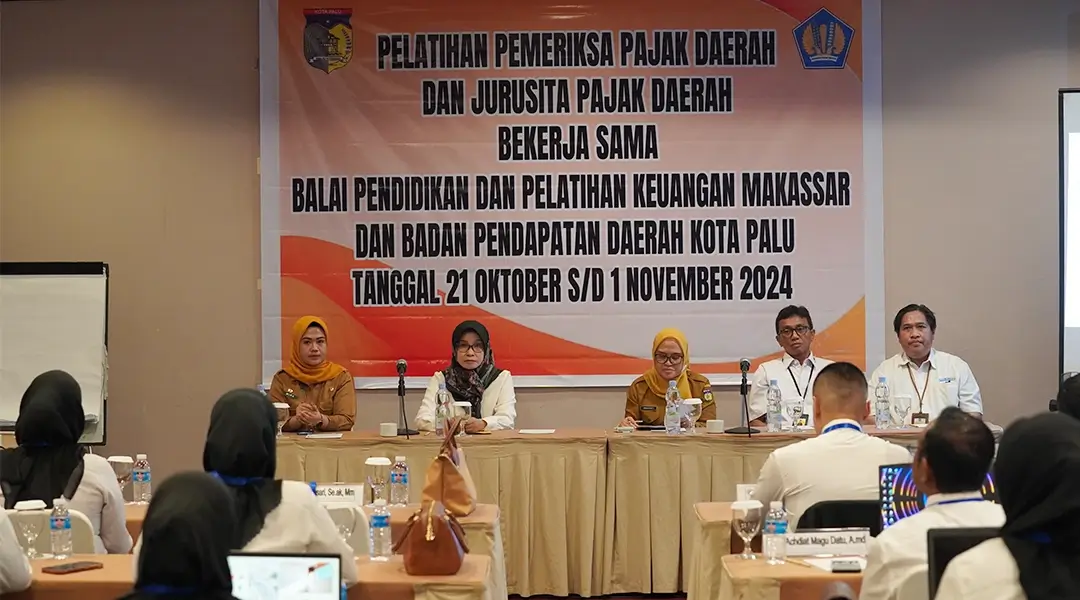 Sekkot Palu, Irmayanti (tengah) pada pembukaan Pelatihan Pelatihan Pemeriksa Pajak Daerah dan Jurusita Pajak Daerah di Palu, Senin (21/10/2024). (Foto: Prokopim Setda Kota Palu/Jufri)