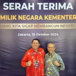 Pjs. Wali Kota Palu, Muchsin Pakaya (kiri) bersama Kepala Dinas PU Kota Palu, Singgih B. Prasetyo saat menghadiri serah terima Barang Milik Negara (BMN) 2024 dari Kementerian PUPR di Auditorium Kementerian PUPR, Jakarta, Kamis (10/10/2024). (Foto: Humas Pemkot Palu)