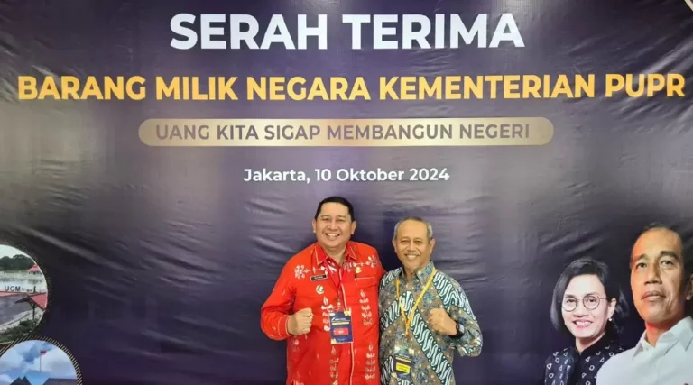 Pjs. Wali Kota Palu, Muchsin Pakaya (kiri) bersama Kepala Dinas PU Kota Palu, Singgih B. Prasetyo saat menghadiri serah terima Barang Milik Negara (BMN) 2024 dari Kementerian PUPR di Auditorium Kementerian PUPR, Jakarta, Kamis (10/10/2024). (Foto: Humas Pemkot Palu)