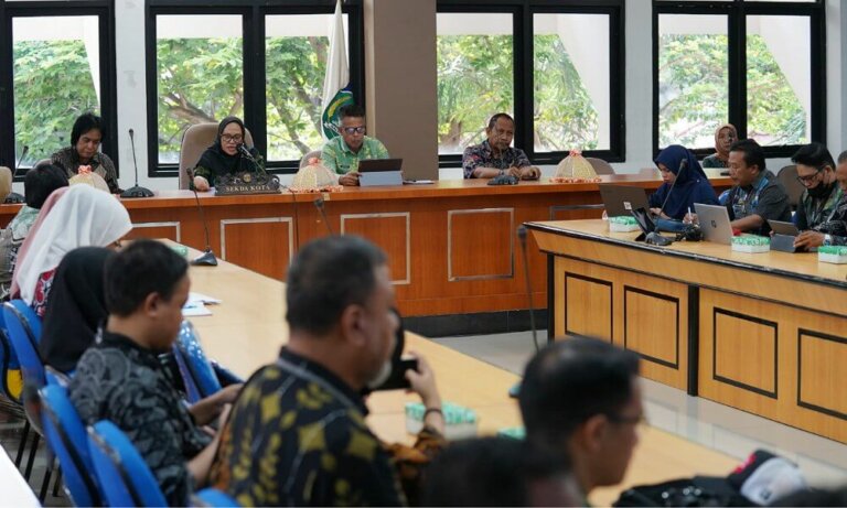 Sekkot Palu, Irmayanti memberi sambutan pada pembukaan Seminar Akhir Penyusunan Indeks Ketimpangan Wilayah Kota Palu Tahun 2024 di ruang Bantaya Kantor Wali Kota Palu, Kamis (31/10/2024). (Foto: Prokopim Setda Kota Palu/Jufri)