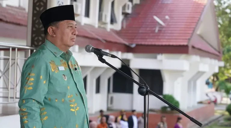 Pjs Wali Kota Palu, Muchsin Husein Pakaya memipin upacara peringatan Hari Sumpah Pemuda di halaman kantor Wali Kota Palu, Senin (28/10/2024). (Foto: Prokopim Setda Kota Palu/Iwan)