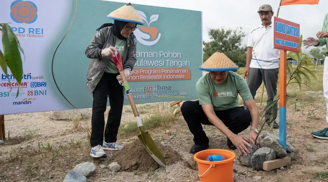 Pelaksana harian Wali Kota Palu Irmayanti Pettalolo (kiri) bersama Wakil Ketua Umum DPP Real Estate Indonesia (REI) Joko Santoso (kanan) menanam pohon ebony (Diospyros celebica) endemik Sulawesi di Huntap Talise Palu, Rabu (2/10/2024). (bmzIMAGES/Basri Marzuki)