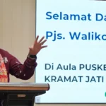 Pjs. Wali Kota Palu, Muchsin Husain Pakaya menyampaikan sambutan pada penarikan dua ASN yang mengikuti magang di Puskesmas Kramat Jati Jakarta, Rabu (16/10/2024). (Foto: prokopim Setda Kota Palu)