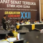 Asisten Pemerintahan dan Kesra Setda Kota Palu, Usman menyampaikan sambutan tertulis Pjs Wali Kota Palu apda Wisuda Sarjana STMIK Adhi Guna Palu, Selasa (15/10/2024). (Foto: Prokopim Setda Kota Palu/Iwan)