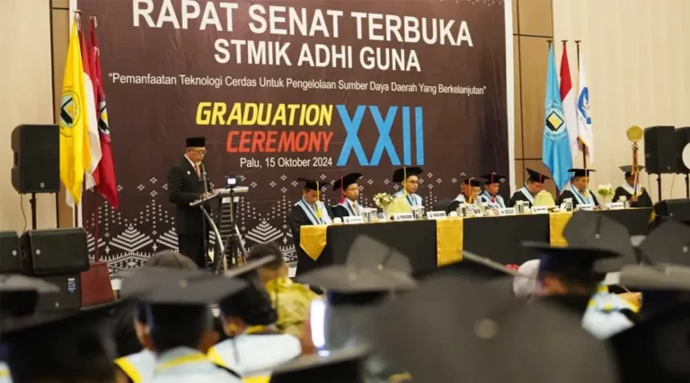 Asisten Pemerintahan dan Kesra Setda Kota Palu, Usman menyampaikan sambutan tertulis Pjs Wali Kota Palu apda Wisuda Sarjana STMIK Adhi Guna Palu, Selasa (15/10/2024). (Foto: Prokopim Setda Kota Palu/Iwan)