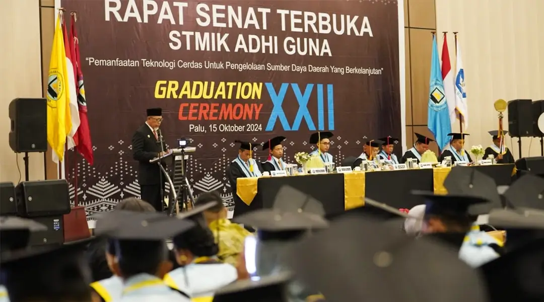 Asisten Pemerintahan dan Kesra Setda Kota Palu, Usman menyampaikan sambutan tertulis Pjs Wali Kota Palu apda Wisuda Sarjana STMIK Adhi Guna Palu, Selasa (15/10/2024). (Foto: Prokopim Setda Kota Palu/Iwan)