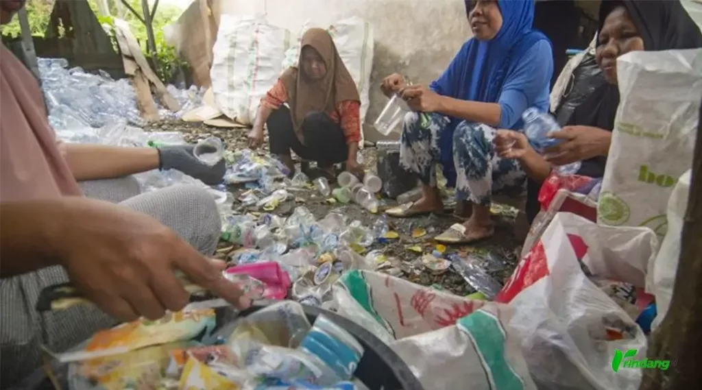 Sejumlah ibu rumah tangga memilah sampah plastik berdasarkan jenisnya di Bank Sampah Mompakasango di Palu, Sulawesi Tengah, Jumat (3/2/2023). (Foto; bmzIMAGES/basri marzuki)