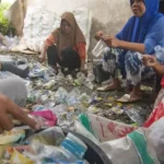 Sejumlah ibu rumah tangga memilah sampah plastik berdasarkan jenisnya di Bank Sampah Mompakasango di Palu, Sulawesi Tengah, Jumat (3/2/2023). (Foto; bmzIMAGES/basri marzuki)