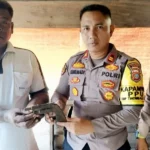 Kapolsek Poso Pesisir Utara, Iptu Kurniadi (tengah) menerima senjata rakitan temuan warga di Pantai Tumora, Poso Pesisir, Selasa (8/10/2024). (Foto: Humas Polres Poso)