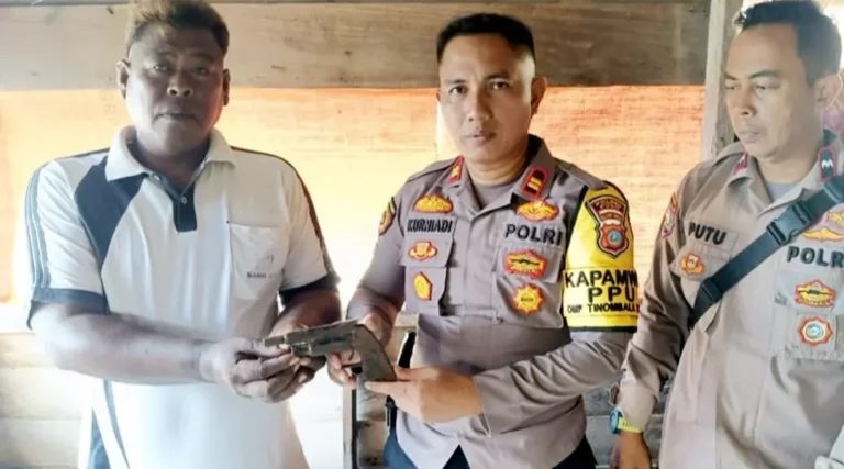Kapolsek Poso Pesisir Utara, Iptu Kurniadi (tengah) menerima senjata rakitan temuan warga di Pantai Tumora, Poso Pesisir, Selasa (8/10/2024). (Foto: Humas Polres Poso)