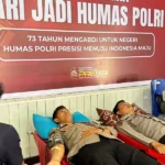 Personel Polisi mendonorkan darahnya pada bakti kesehatan memperingati hari jadi ke-73 Humas Polri di Aula Torabelo Polresta Palu, Selasa (29/10/2024). (Foto: Humas Polda Sulteng)