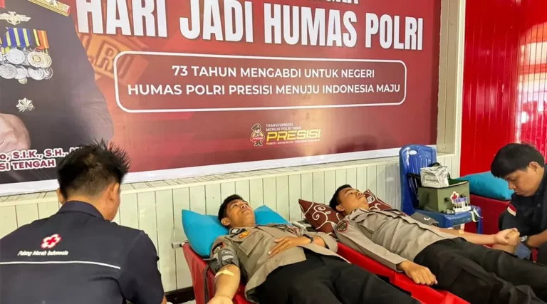 Personel Polisi mendonorkan darahnya pada bakti kesehatan memperingati hari jadi ke-73 Humas Polri di Aula Torabelo Polresta Palu, Selasa (29/10/2024). (Foto: Humas Polda Sulteng)