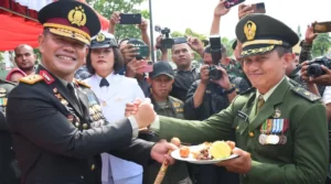 Solid, Kapolda Sulteng Potong Tumpeng di HUT ke-79 TNI
