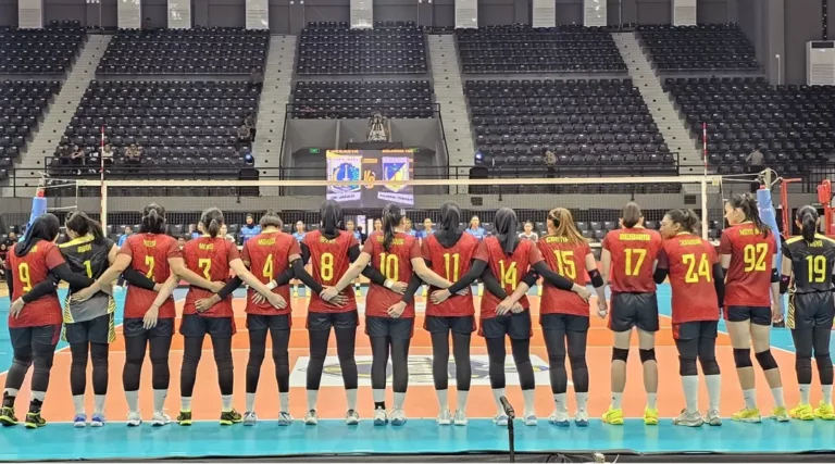 Tim bola voli putri Polda Sulteng melawan Jawa TImur pada turnamen Kapolri Cup 2024 di GOR Terpadu Ahmad Yani Pontianak, Senin (7/10/2024). Tim Polda Sulteng kalah 0-3 dan menjadi runner up di grup X. (Foto: Humas Polda Sulteng)