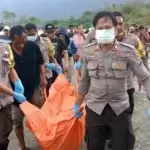 Aparat Polres Sigi bersama warga mengevakuasi mayat yang ditemukan di SUngai Palu Desa Beka, Marawola, Selasa (1/10/2024). (Ftoo: Humas Polres Sigi)