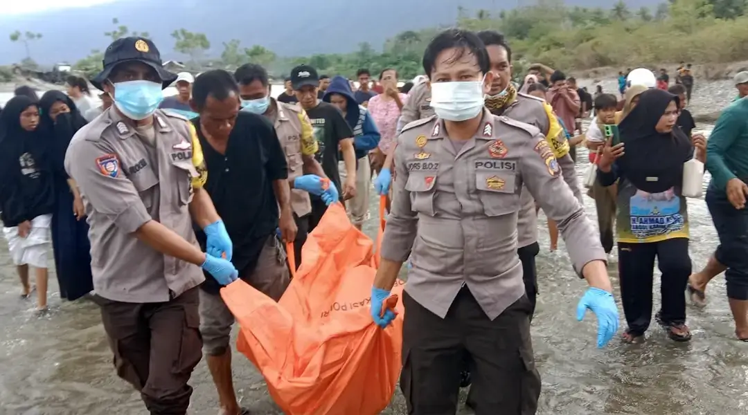 Aparat Polres Sigi bersama warga mengevakuasi mayat yang ditemukan di SUngai Palu Desa Beka, Marawola, Selasa (1/10/2024). (Ftoo: Humas Polres Sigi)